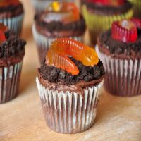 Easy Halloween Worm Cupcakes_image