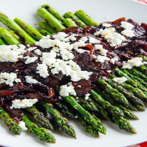 Grilled Asparagus with Bacon and Balsamic Caramelized Onions and Goat Cheese (aka Bacon Jam Asparagus) Recipe_image