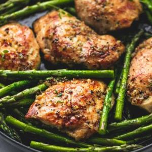 One Pan Garlic Herb Chicken and Asparagus_image