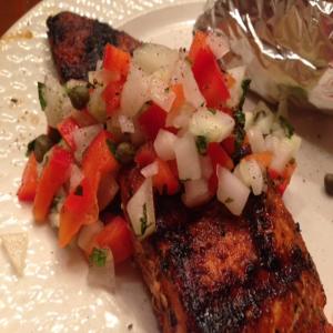 Spice Rubbed Salmon With Cucumber Relish_image