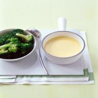 Steamed Broccoli with Cheddar Sauce_image