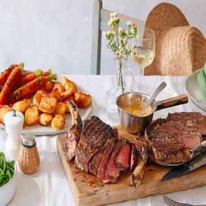 Barbecued ribs of beef with béarnaise sauce_image