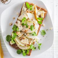 Pear, blue cheese & walnut sandwich topper_image