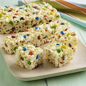 Marshmallow Popcorn Bars with Chocolate Candies_image