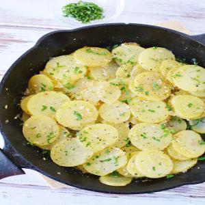 Smothered Potatoes Recipe Made With Garlic And Onions_image