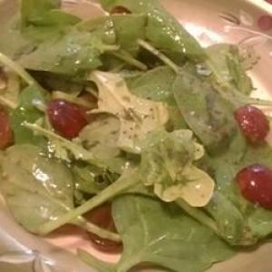Arugula and Romaine Salad with Red Grapes_image