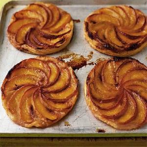 Squashed peach & almond tarts_image