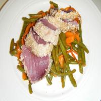 Seared Ahi Over Asian Green Beans and Carrots_image