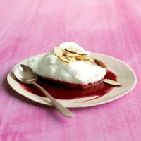 Soft Meringue Pillows with Raspberry Sauce_image