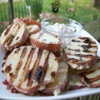 Grilled Potatoes With Chive Sauce_image