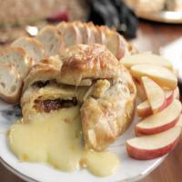 Baked Brie with Almonds and Mango_image