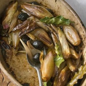 Roasted shallots with olives, bay & balsamic_image