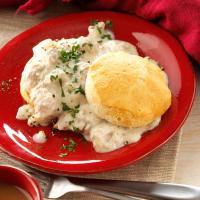 Home-Style Sausage Gravy and Biscuits_image