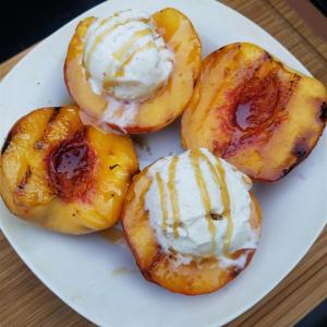 Grilled Peaches and Ice Cream_image