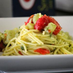 Gluten Free Spaghetti with Diced Potatoes, Roasted Peppers & Aromatic Herb Pesto_image