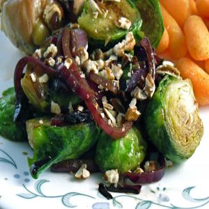 Brussels Sprouts with Glazed Red Onions_image