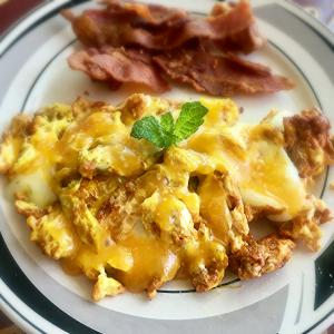 Turmeric Eggs and Cheese_image