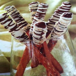 Caramel Dipped Chocolate Covered Pretzels Recipe_image