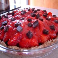 No-Bake Strawberry Pie With Chocolate Chunks_image