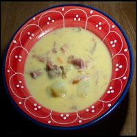 Cheddar potato-beer soup with shredded ham_image