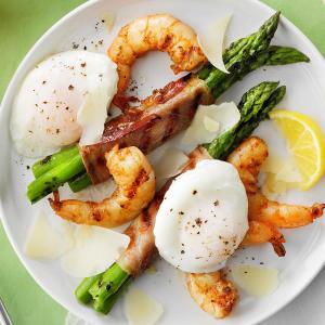 Egg-Topped Grilled Asparagus with Cajun Shrimp_image