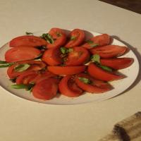 Sliced Tomato Salad With Capers and Basil_image