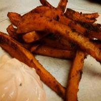 Spicy Sweet Potato Fries With Sriracha Dipping Sauce_image