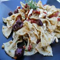 Bow Tie Pasta With Sun-Dried Tomatoes and Kalamata Olives_image