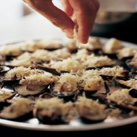 Moules Poulette (Broiled Mussels with Mushrooms, Lemon, and Cream)_image