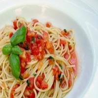 Spaghetti With Fresh Tomatoes and Basil image