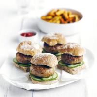 Turkey burgers with sweet potato chips_image