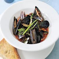 Spicy Steamed Mussels with Garlic Bread image