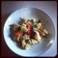 Pasta With Tomato, Spinach, and Mozzarella_image