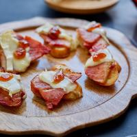 Ham and Brie Crostini with Fig Jam_image