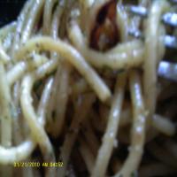 Roman-Style Spaghetti With Garlic and Olive Oil image
