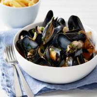 Garlic and White Wine Mussels image