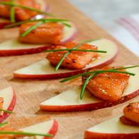 Maple Glazed Salmon Bites with Apples and Chives_image