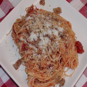 Spaghetti Topped With Crispy Bacon and Breadcrumbs_image