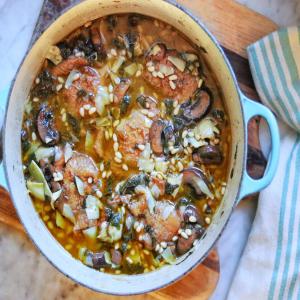 Chicken Thighs with Plum Tomatoes, Spinach, Mushrooms, and Artichoke Hearts_image