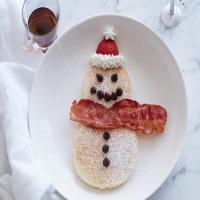 Snowman Pancakes with Bacon Scarves_image