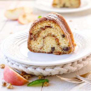 Old Fashioned Sour Cream Cake With Apple - Nut Filling_image