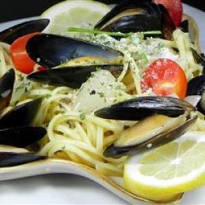Mussels Mariniere with Linguine image