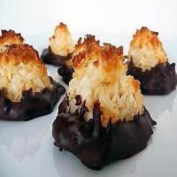 Chocolate-Dipped Coconut Macaroon Cookies_image