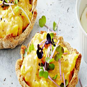 Soft Scrambled Eggs and Toasted-Rye Tartlets_image