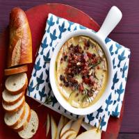 Baked Brie with Cranberry-Pecan-Bacon Crumble_image