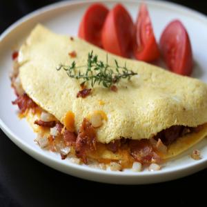 Crispy Bacon and Sweet Onion Omelet_image