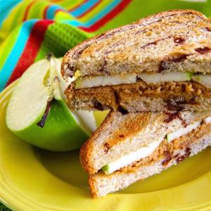 Sweet 'n Creamy Peanut Butter Apple Sandwich_image