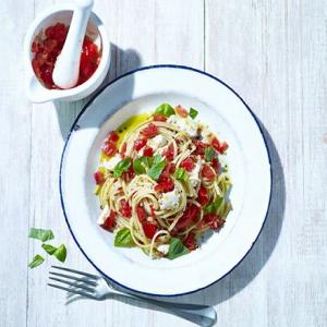 Spaghetti with fresh tomato sauce_image