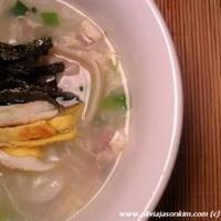 Tteokguk (Korean Rice Cake Soup)_image