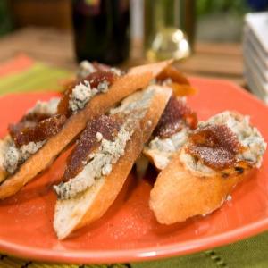 Crostini with Blue Cheese, Quince Paste and Cracked Black Pepper_image
